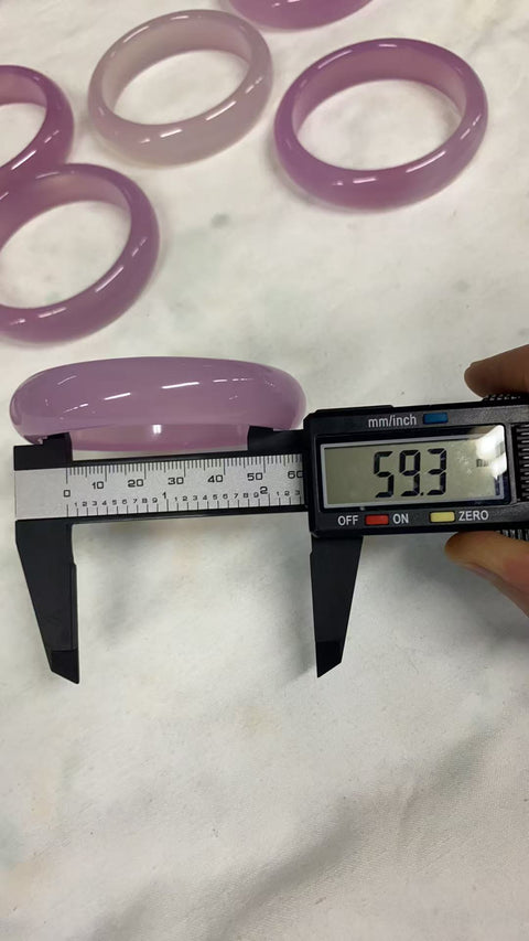 Diameter dalam gelang kalsedon ungu adalah 59,3 mm dan lebar sisinya 14,8 mm. Gioknya terbentuk secara alami dan polanya acak. Termasuk pajak pengiriman
