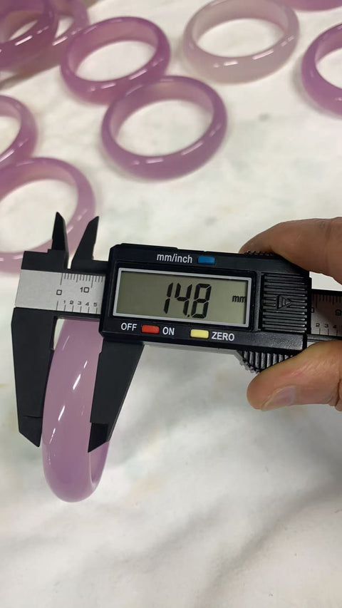 Diameter dalam gelang kalsedon ungu adalah 59,3 mm dan lebar sisinya 14,8 mm. Gioknya terbentuk secara alami dan polanya acak. Termasuk pajak pengiriman