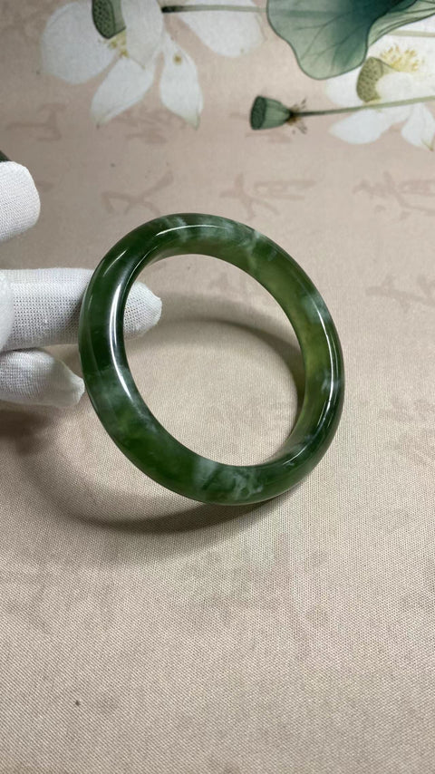 Gelang bahan giok Xiuyan 180 yang sangat indah, giok hijau mengambang, kehidupan yang kaya, diameter 59,2mm, lebar 12,2mm, giok dihasilkan secara alami, polanya acak, termasuk pajak pengiriman
