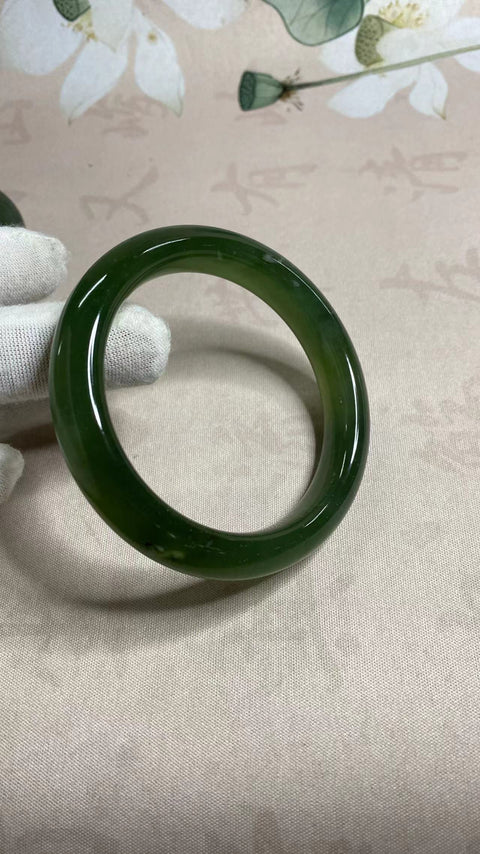 Gelang giok hijau penuh giok Xiuyan yang indah, giok mengambang di giok, kemakmuran dan kekayaan, diameter 61,1mm, lebar tepi 12,7mm, giok dihasilkan secara alami, polanya acak, termasuk pajak pengiriman