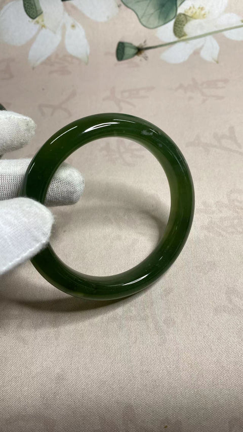 Gelang giok hijau penuh giok Xiuyan yang indah, giok mengambang di giok, kemakmuran dan kekayaan, diameter 61,1mm, lebar tepi 12,7mm, giok dihasilkan secara alami, polanya acak, termasuk pajak pengiriman