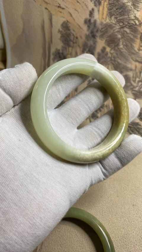 Gelang giok bunga Xiuyu yang indah, warna alami, diameter 62,4 mm, lebar tepi 13,8 mm, giok dihasilkan secara alami, polanya acak, termasuk pajak pengiriman