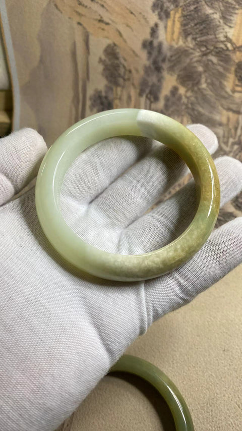 Gelang giok bunga Xiuyu yang indah, warna alami, diameter 62,4 mm, lebar tepi 13,8 mm, giok dihasilkan secara alami, polanya acak, termasuk pajak pengiriman