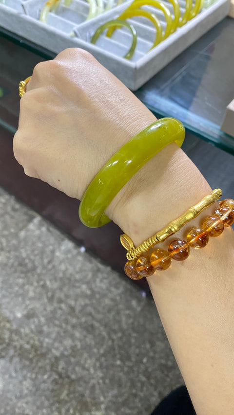 Gelang giok emas Xiuyan yang indah, diameter 59,5 mm, lebar tepi 13,4 mm, batu alam dihasilkan secara alami, polanya acak, termasuk pajak pengiriman