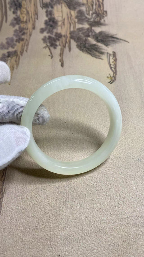 Gelang cahaya bulan putih Xiuyan yang indah, 59mm, lebar samping 11,6mm, giok alami dihasilkan secara alami, polanya acak, termasuk pajak pengiriman