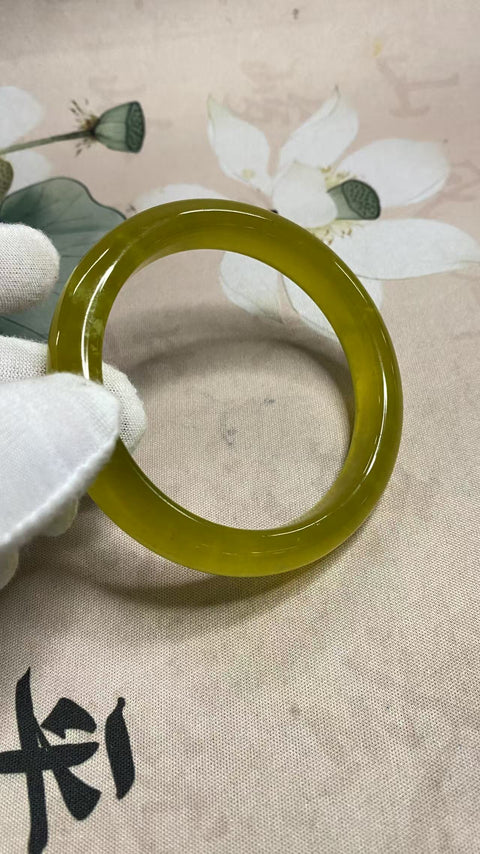 Gelang giok bunga emas giok Xiuyan yang indah, diameter dalam 59,5mm, lebar samping 12mm, batu alam dihasilkan secara alami, polanya acak, termasuk pajak pengiriman