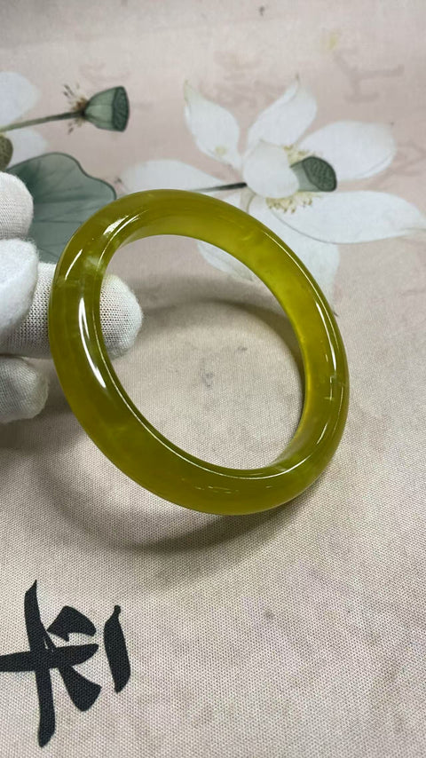Gelang giok bunga emas giok Xiuyan yang indah, diameter dalam 59,5mm, lebar samping 12mm, batu alam dihasilkan secara alami, polanya acak, termasuk pajak pengiriman