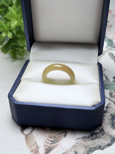 Cincin giok Hetian alami berwarna kuning dan putih. Gioknya lembut dan hangat. Strukturnya kokoh. Warna gradasi gula. Kenakan dengan kepribadian dan serbaguna. Ukuran: 19,8×6,5 mm. Termasuk pajak pengiriman