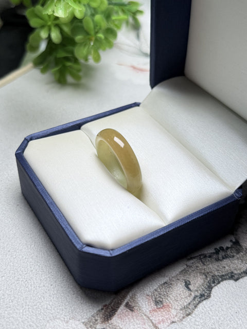 Cincin giok Hetian alami berwarna kuning dan putih. Gioknya lembut dan hangat. Strukturnya kokoh. Warna gradasi gula. Kenakan dengan kepribadian dan serbaguna. Ukuran: 19,8×6,5 mm. Termasuk pajak pengiriman