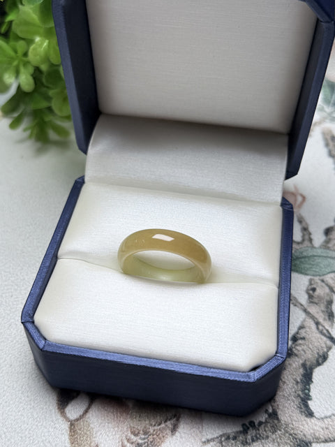 Cincin giok Hetian alami berwarna kuning dan putih. Gioknya lembut dan hangat. Strukturnya kokoh. Warna gradasi gula. Kenakan dengan kepribadian dan serbaguna. Ukuran: 19,8×6,5 mm. Termasuk pajak pengiriman