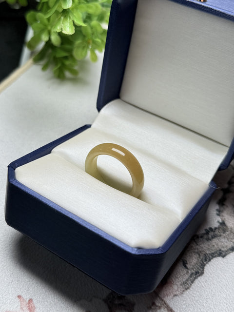 Cincin giok Hetian alami berwarna kuning dan putih. Gioknya lembut dan hangat. Strukturnya kokoh. Warna gradasi gula. Kenakan dengan kepribadian dan serbaguna. Ukuran: 19,8×6,5 mm. Termasuk pajak pengiriman