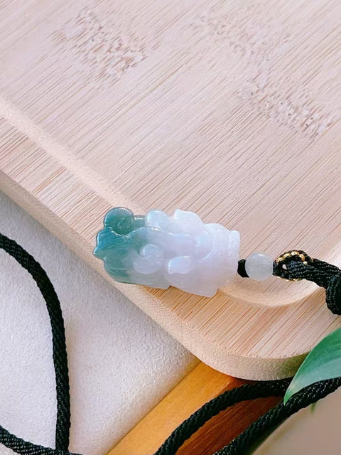 Liontin Pi Jadeite Alami Ukuran 28.1 * 14.4mm Tebal 12.4mm Bahan lubang tua Ukiran buatan tangan Tidak ada kotoran Tidak ada retakan Sudah termasuk pajak pengiriman.