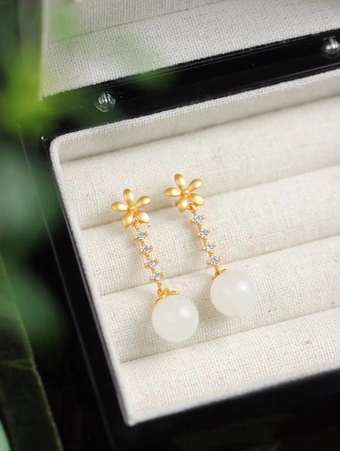 Anting Giok Hetian Alami yang terbuat dari perak 925. Giok ini bersih, halus, dan lembab.