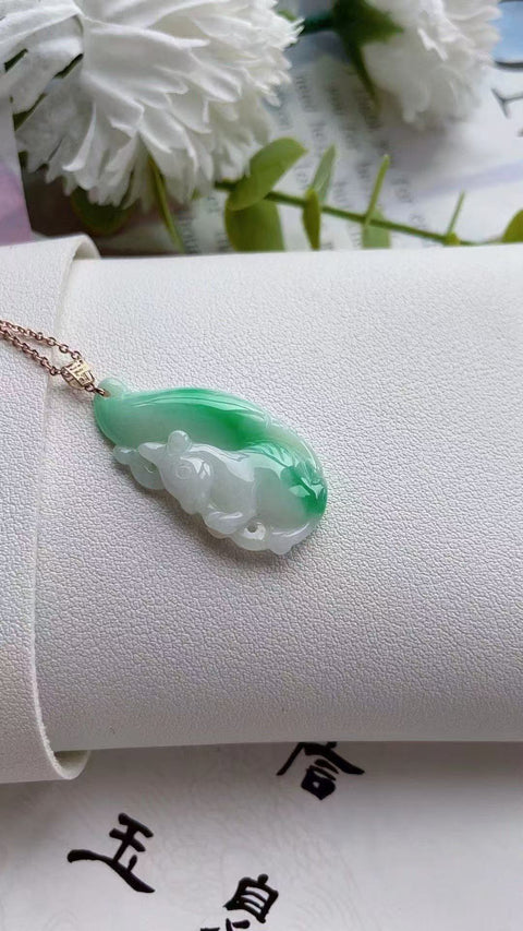 Kalung Tupai Jadeite a-barang-barang Alami Pengaturan Emas 18k Ukuran 3.5 * 1.8cm Batu giok halus dan hangat dengan pola yang indah sudah termasuk pajak pengiriman.