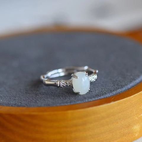 1039 Cincin Giok Hetian Alami yang terbuat dari perak 925. Batu gioknya halus dan hangat.