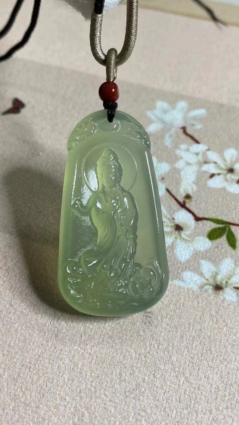 Liontin Giok Cui Jade Es Giok Hijau Guanyin Ukuran 50 * 26.9mm Gioknya bersih, halus dan hangat, dan gayanya indah Termasuk pajak pengiriman.