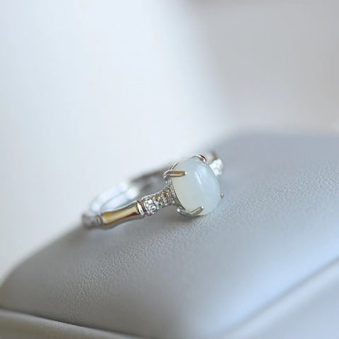 1039 Cincin Giok Hetian Alami yang terbuat dari perak 925. Batu gioknya halus dan hangat.