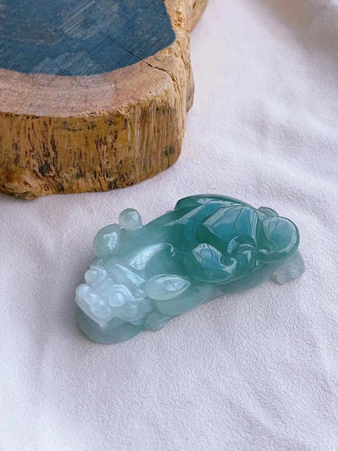 Liontin Pixi Jadeite a-barang-barang alami Ukuran 50 * 23,7 * 12,2 mm Tekstur halus dan warna hangat Sangat indah dan bagus Sudah termasuk pajak pengiriman.