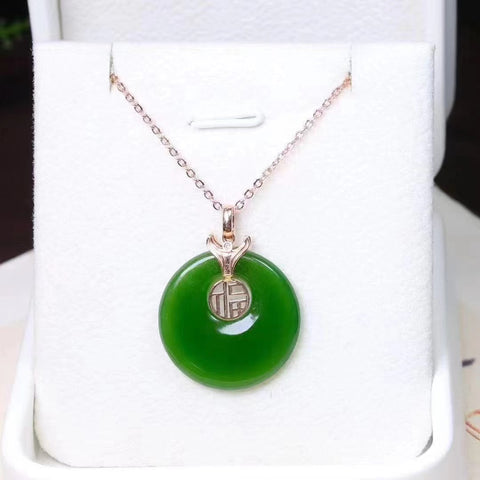Kalung Hijau Bayam Jasper Alami dalam Pengaturan Emas 18k Ukuran 17 * 30mm Giok bersih, halus dan hangat Termasuk pajak pengiriman.