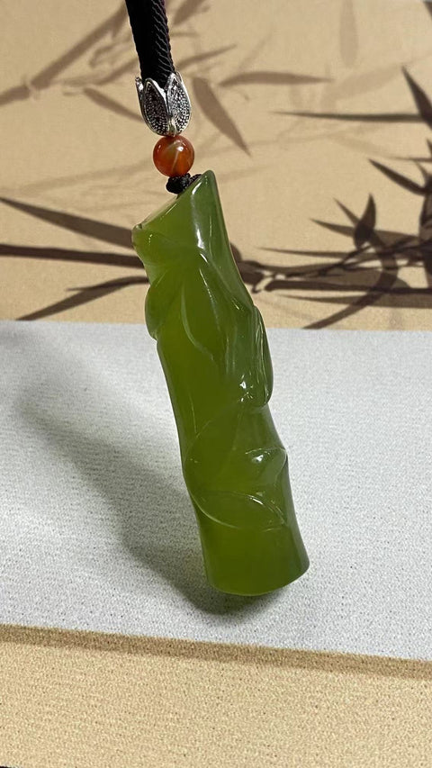 Liontin Bambu Giok Cui Giok Alami Ukiran Tangan Ukuran 63 * 17mm Giok halus dan hangat, dan gayanya indah.
