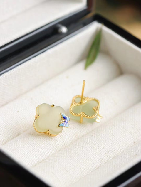 Anting Kupu-kupu Giok Hetian Jade dan Semanggi Alami yang terbuat dari perak 925, gioknya bersih, halus dan hangat, gayanya indah, sudah termasuk pajak pengiriman.