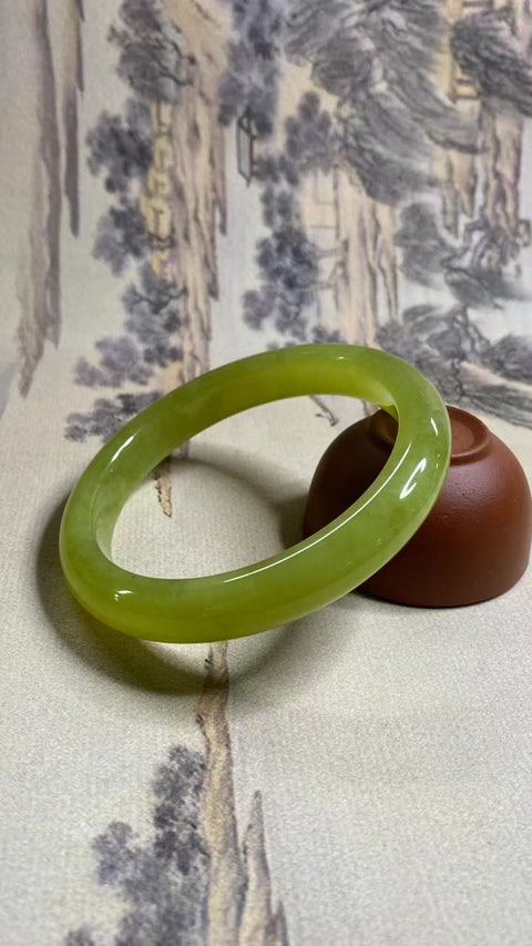 Gelang Giok Cui Alami Ukuran 64-66mm Ukuran 65.3mm Lebar Sisi 11.9mm Giok terjadi secara alami Pola acak Pengiriman dan pajak sudah termasuk.