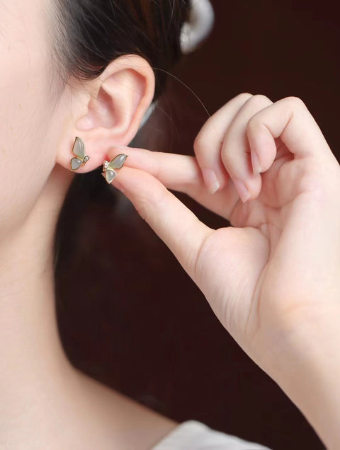 Anting Giok Giok Kupu-kupu Guatemala Alami yang terbuat dari Perak 925. Gaya yang indah, giok yang bersih, halus dan hangat.