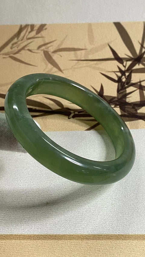 Gelang Bahan Giok Halus 180 Ukuran Gelang 61-63mm 62.3mm 13.2mm Lebar Giok bersifat alami, pola acak Sudah termasuk ongkos kirim dan pajak.