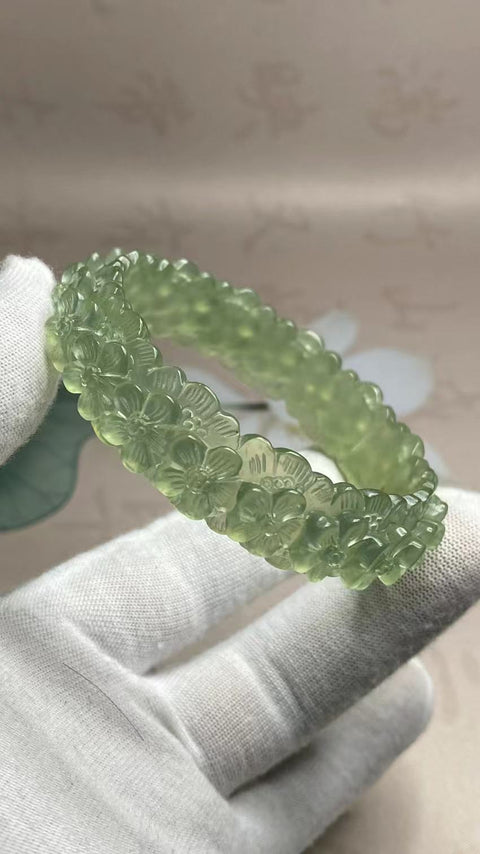 Gelang Bunga Ukiran Batu Giok Cui Jade Ice Green Ukuran 55-57mm Ukuran 56.5mm Lebar Sisi 15.8mm Batu giok semuanya terjadi secara alami Pola acak Pajak Pengiriman Sudah Termasuk