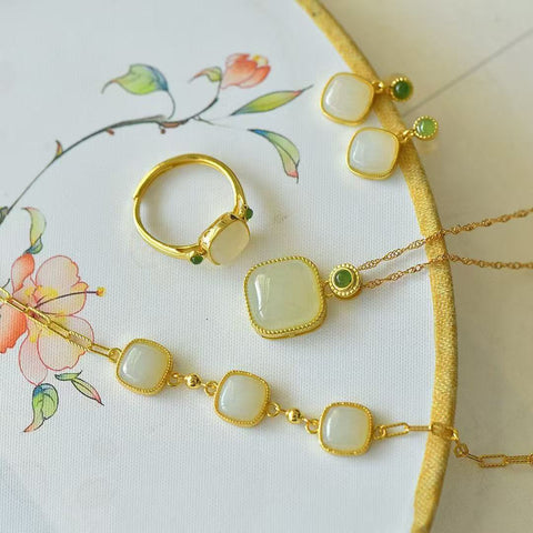 Batu Giok Hetian Alami Set Gula Persegi Kecil Cincin 9525-2 Kalung 0052-2 Anting 7776-2 Gelang 8257-2 Batu giok halus dan hangat dengan pengaturan perak 925 sudah termasuk pajak pengiriman.
