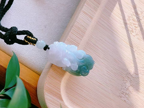 Liontin Pi Jadeite Alami Ukuran 28.1 * 14.4mm Tebal 12.4mm Bahan lubang tua Ukiran buatan tangan Tidak ada kotoran Tidak ada retakan Sudah termasuk pajak pengiriman.