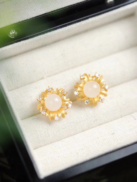 Anting Bunga Matahari Kecil Giok Hetian Alami yang terbuat dari perak 925. Gioknya bersih, halus dan hangat, serta gayanya yang indah. Pengiriman dan pajak sudah termasuk.