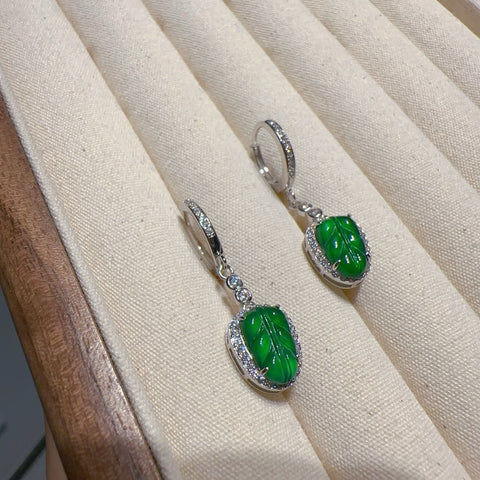 Anting Daun Jadeite Alami Gesper 925 Kesan Uang Warnanya sangat indah & nbsp; di telinga semangatnya penuh kehidupan & nbsp; ukuran 11 * 7mm Termasuk Pajak Pengiriman