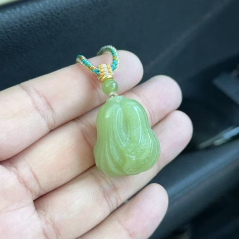 Liontin Kubis Giok Hetian Giok Alami Warna hijau kekuningan Kualitas sempurna Ukuran 24.4 * 30.2mm Giok baik-baik saja dan hangat, gaya yang indah sudah termasuk pajak pengiriman.