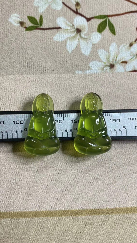 Liontin giok Cui halus dengan warna hijau es, berpendar dan tembus cahaya Ukuran 32.6 * 18.9mm Giok bersih, halus dan hangat Termasuk ongkos kirim dan pajak.