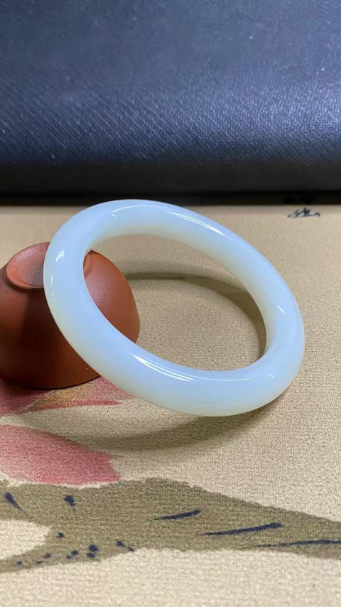 Gelang Giok Ciu Alami Ukuran 58-60mm Ukuran 59.1mm Lebar Sisi 12mm Giok secara alamiah Pola acak Pengiriman dan pajak sudah termasuk.