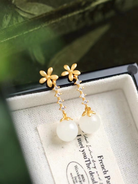 Anting Giok Hetian Alami yang terbuat dari perak 925. Giok ini bersih, halus, dan lembab.