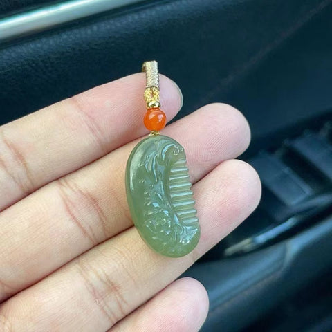 Liontin Sisir Kecil Giok Hetian Alami Diukir di kedua sisi liontin, gioknya bersih, halus dan hangat, gayanya indah & sudah termasuk ongkos kirim dan pajak.
